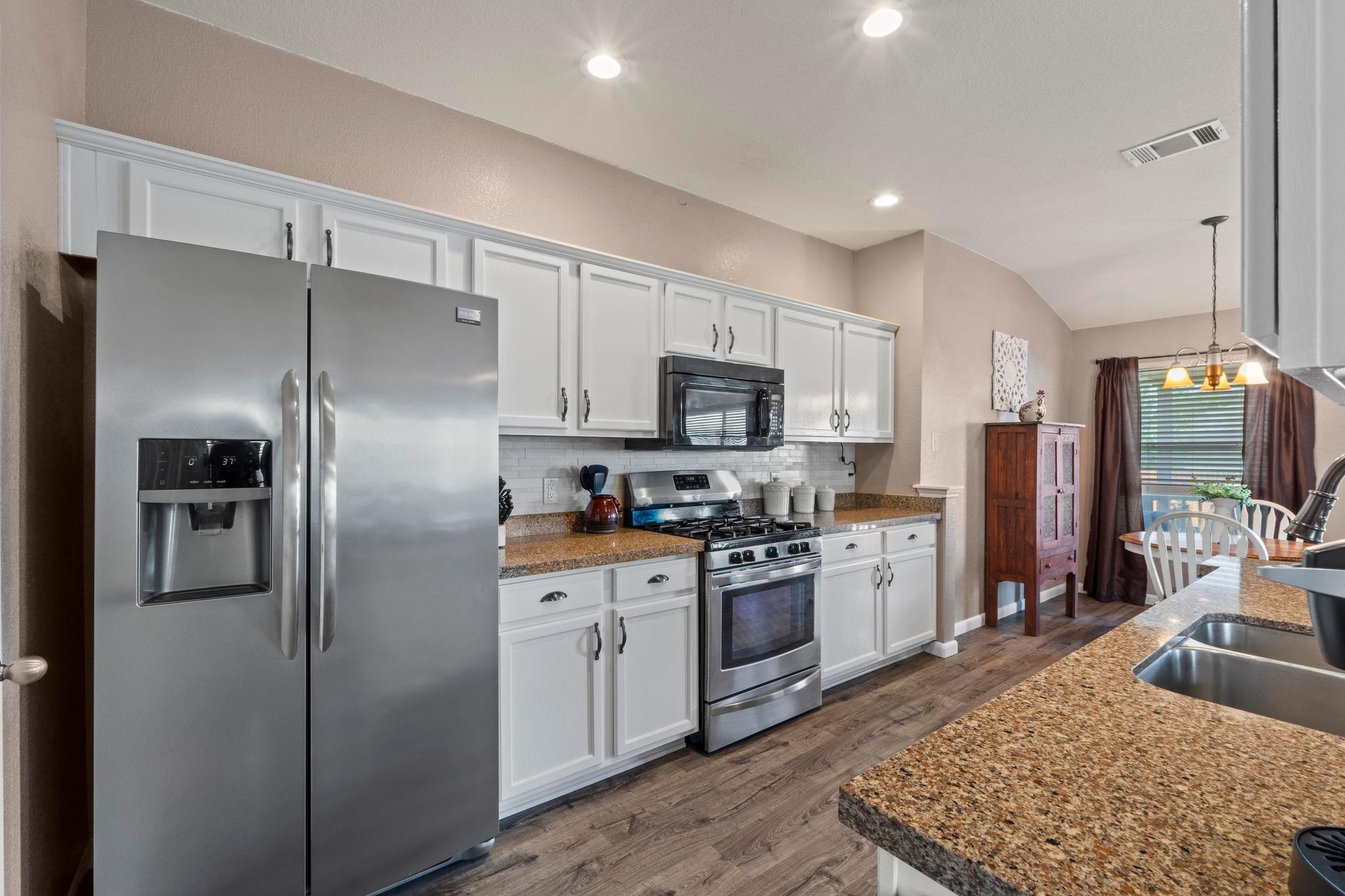 1111 Whitley DR