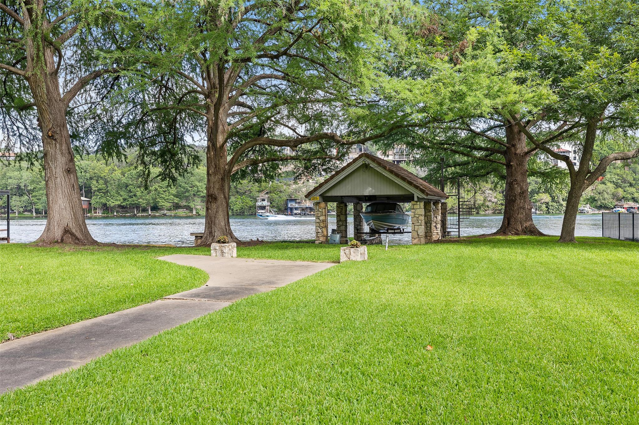 3201 Rivercrest DR