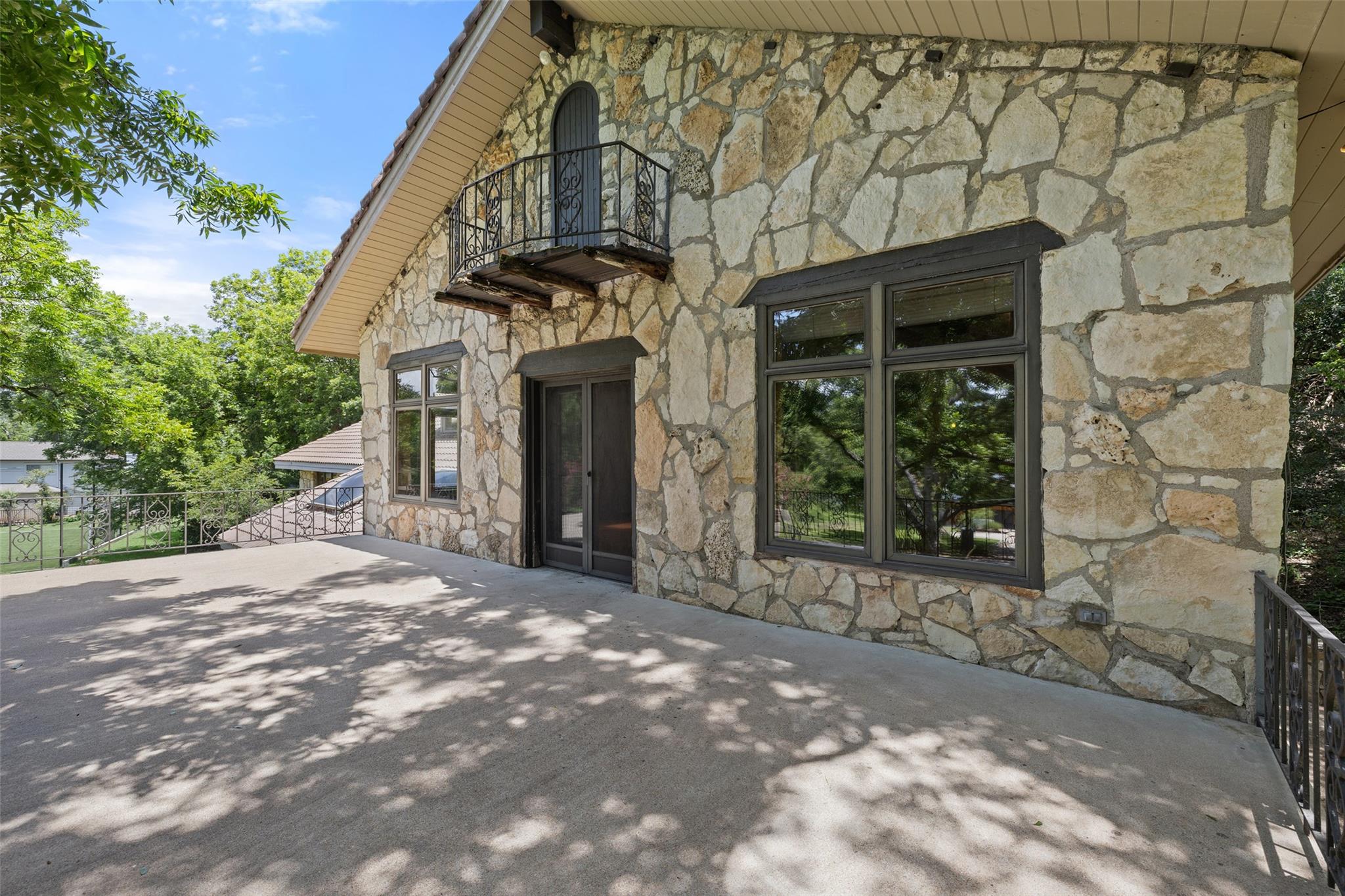 3201 Rivercrest DR