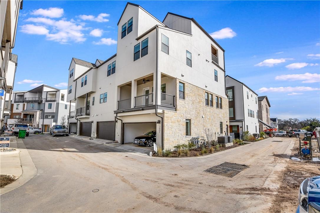 3905 Vantage DR