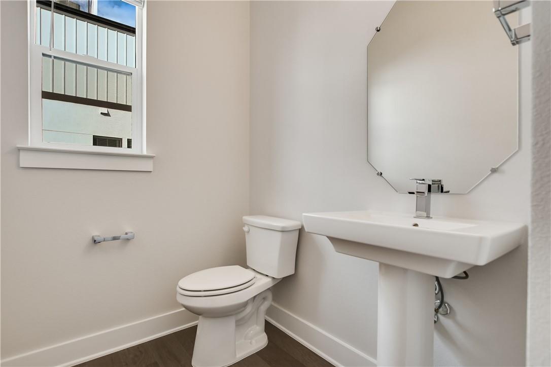 3905 Vantage DR