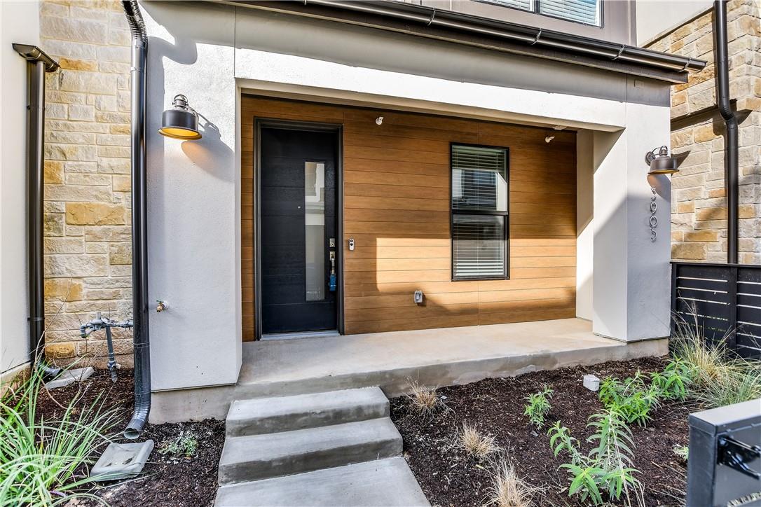 3905 Vantage DR