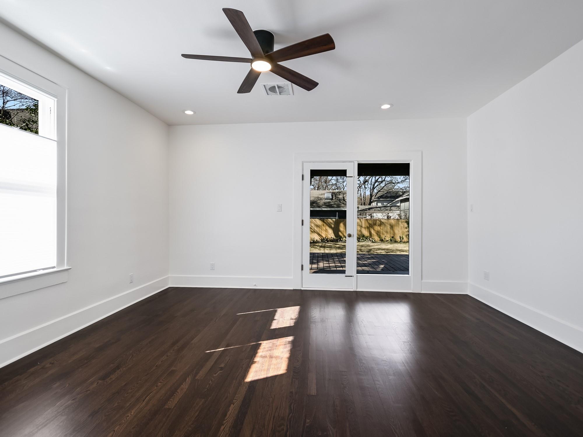 2704 Oakhurst Ave