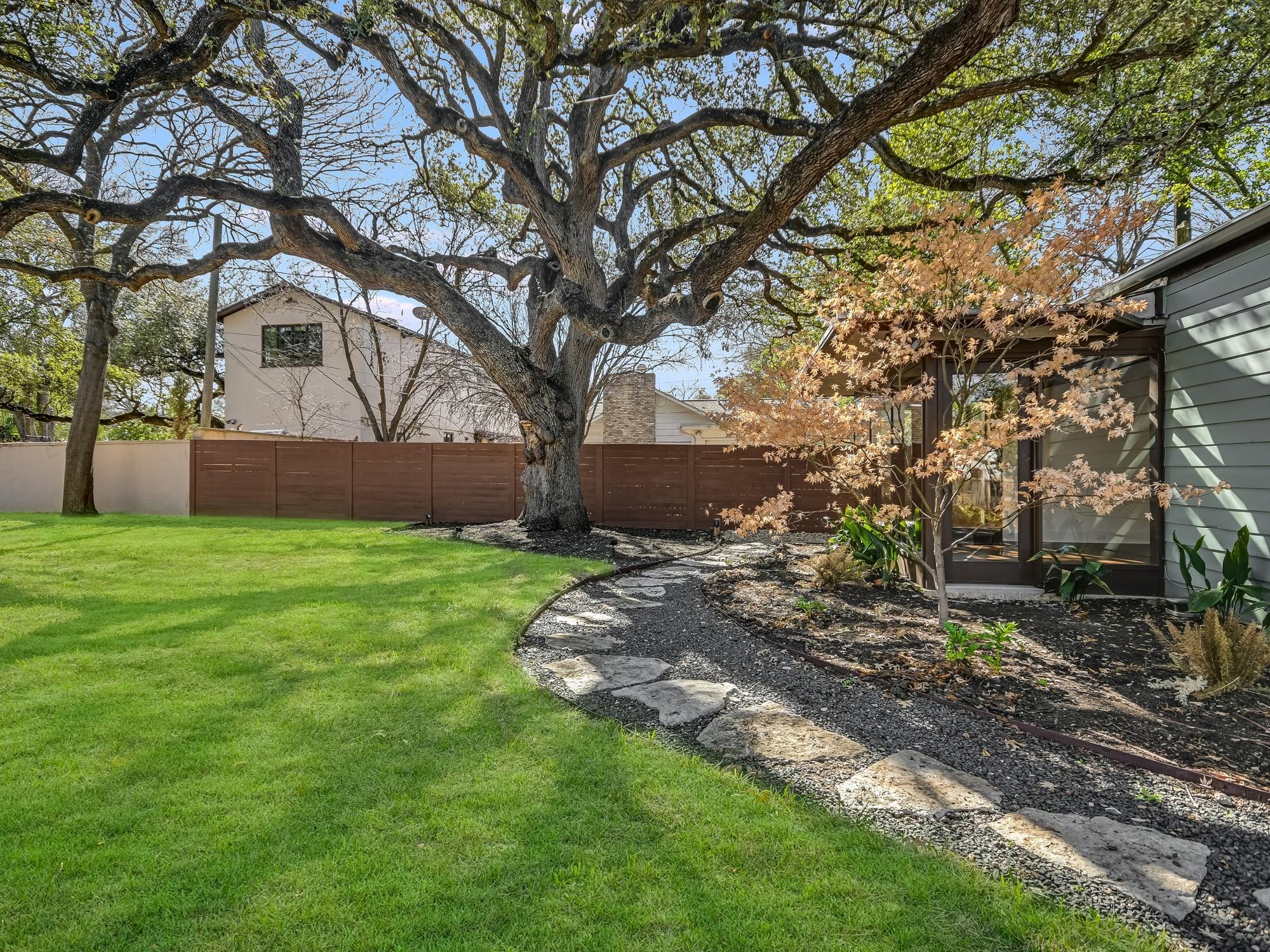 2704 Oakhurst Ave