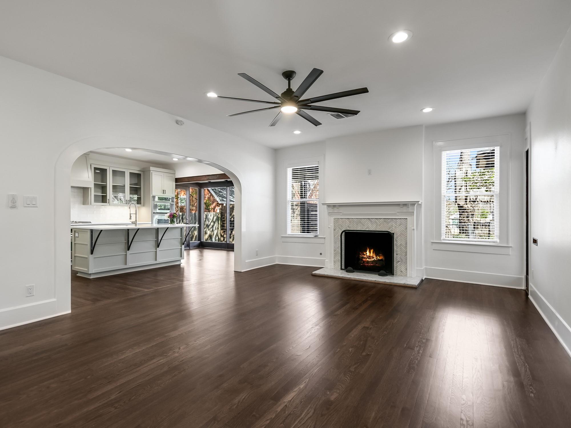2704 Oakhurst Ave
