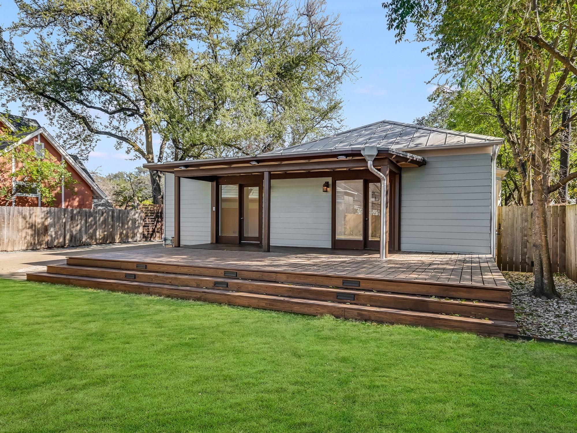 2704 Oakhurst Ave