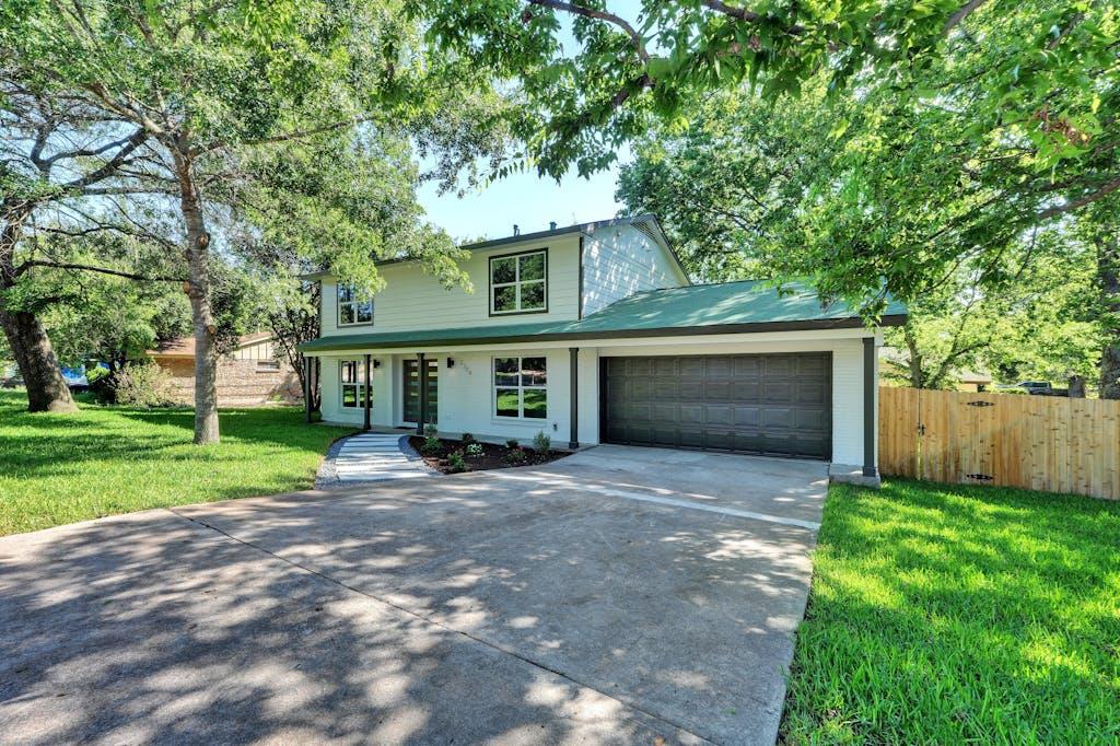 2704 Loyola LN