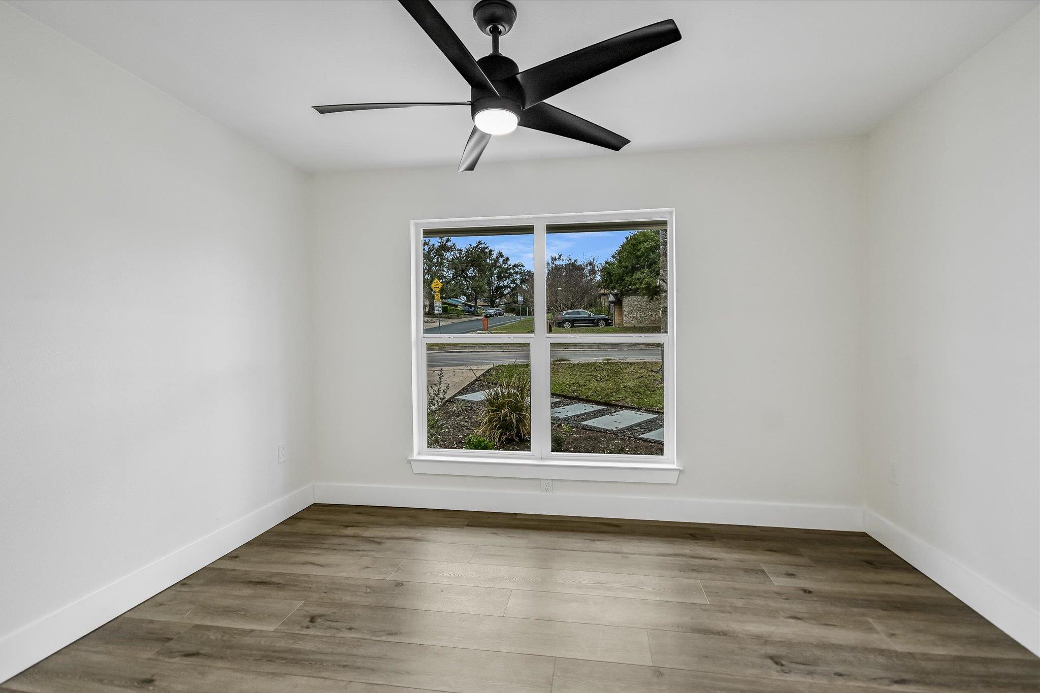 2704 Loyola LN