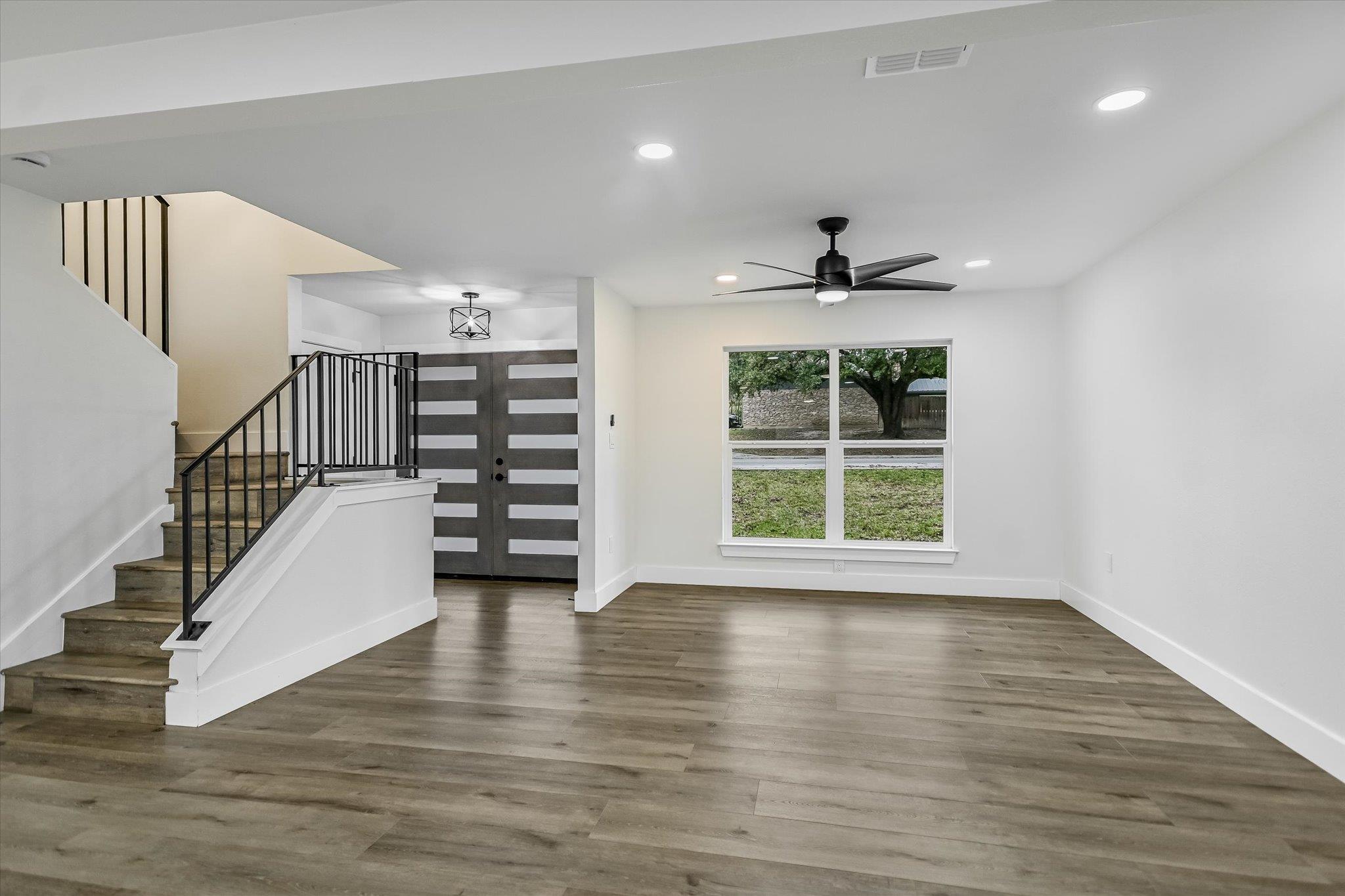 2704 Loyola LN