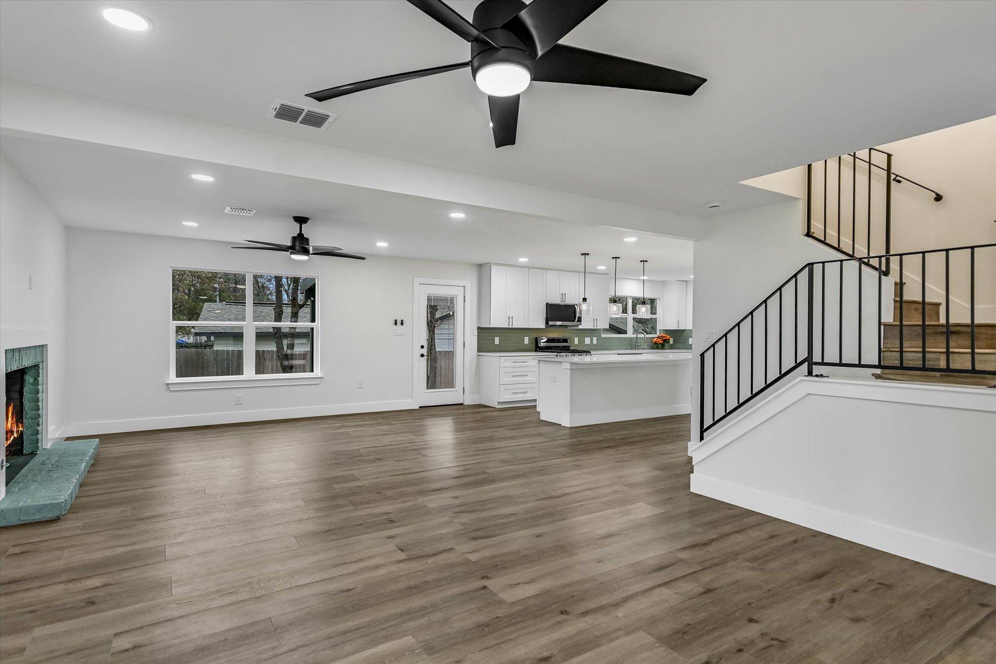 2704 Loyola LN