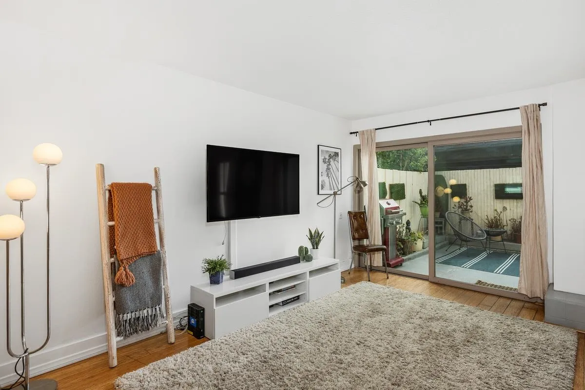 3290 Loma Riviera Dr.