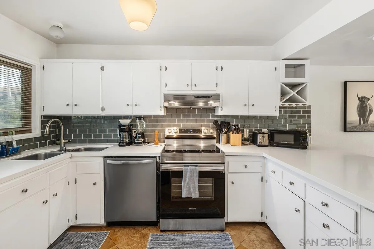 3290 Loma Riviera Dr.