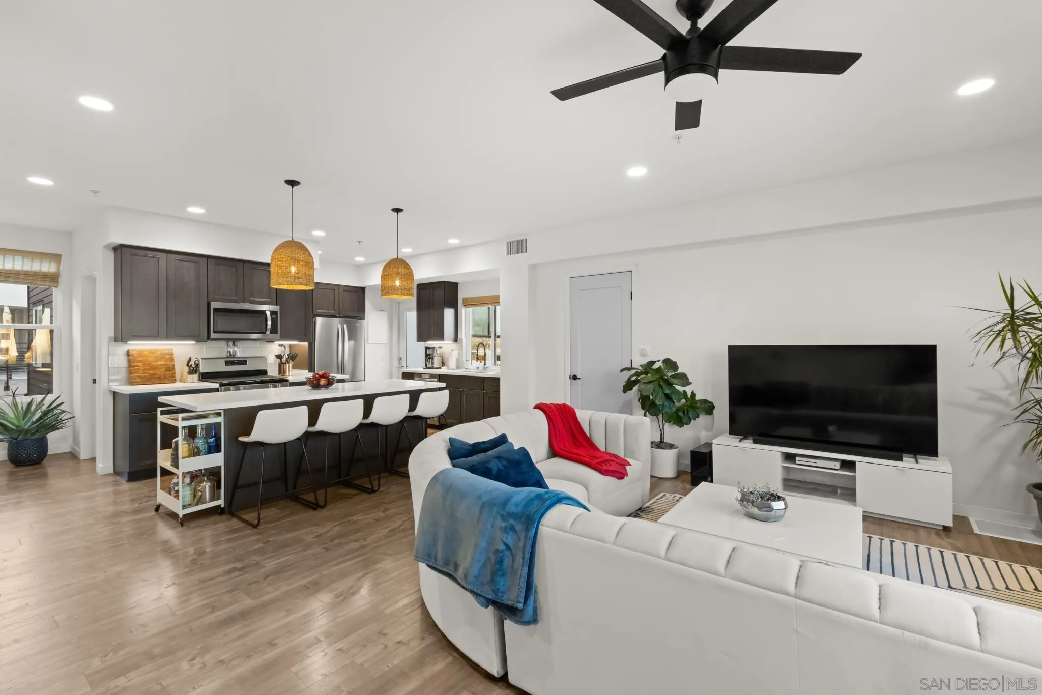 4100 Voltaire St Unit 102