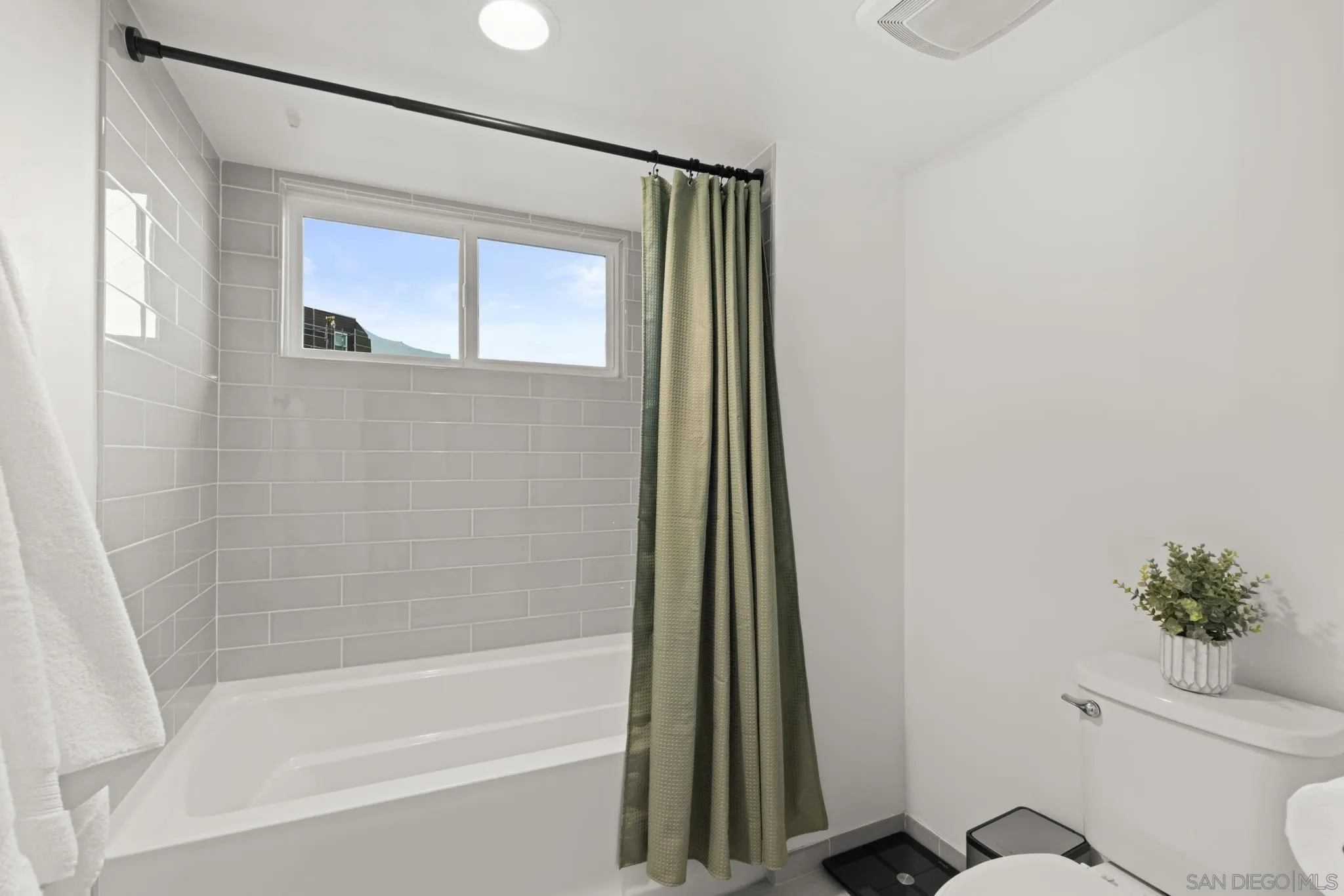 4100 Voltaire St Unit 102