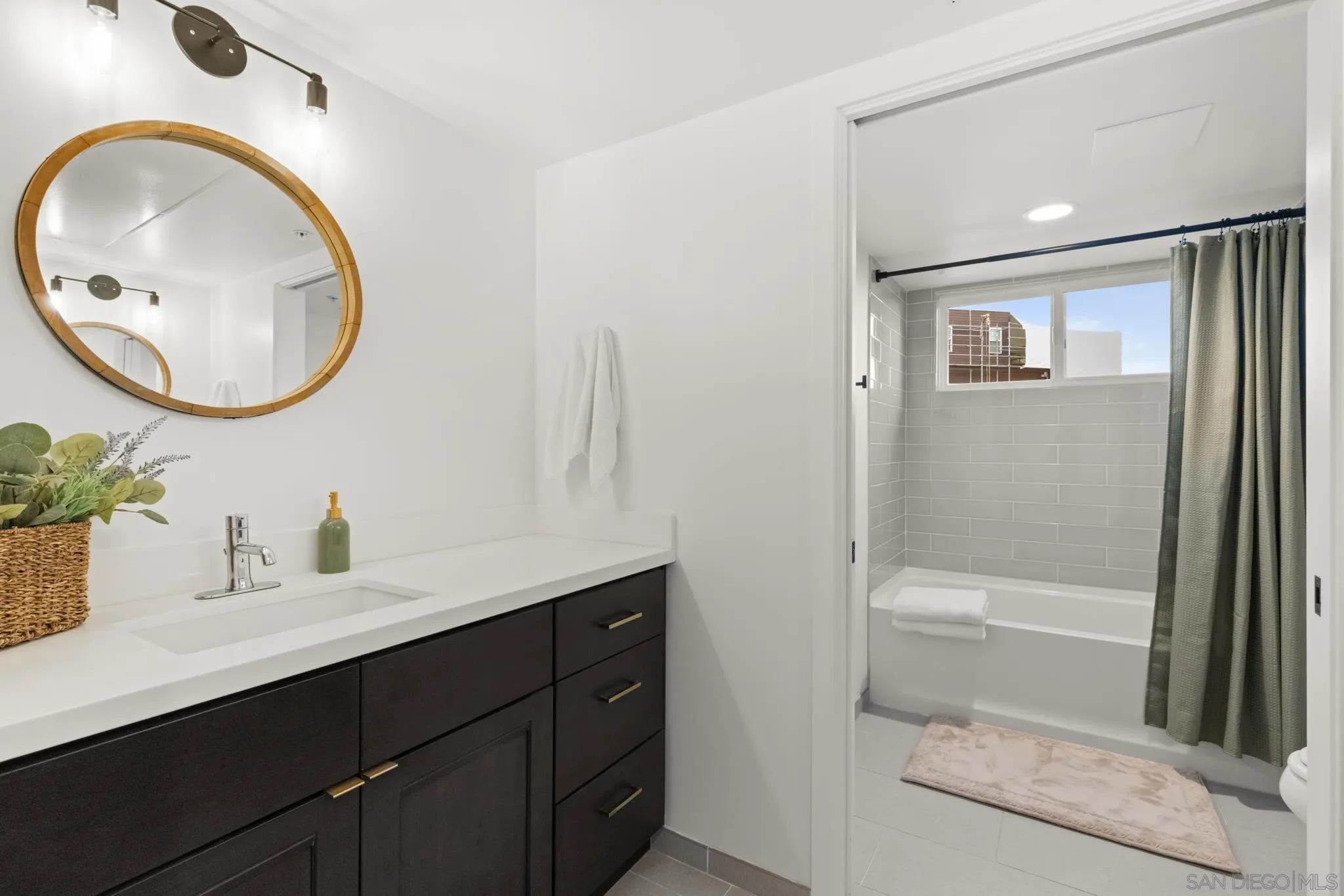 4100 Voltaire St Unit 102