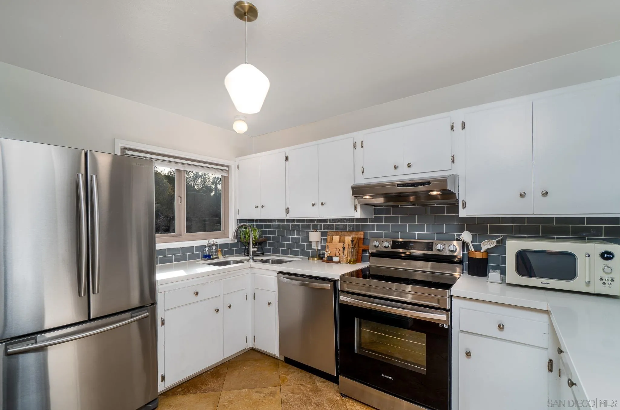 3290 Loma Riviera Dr