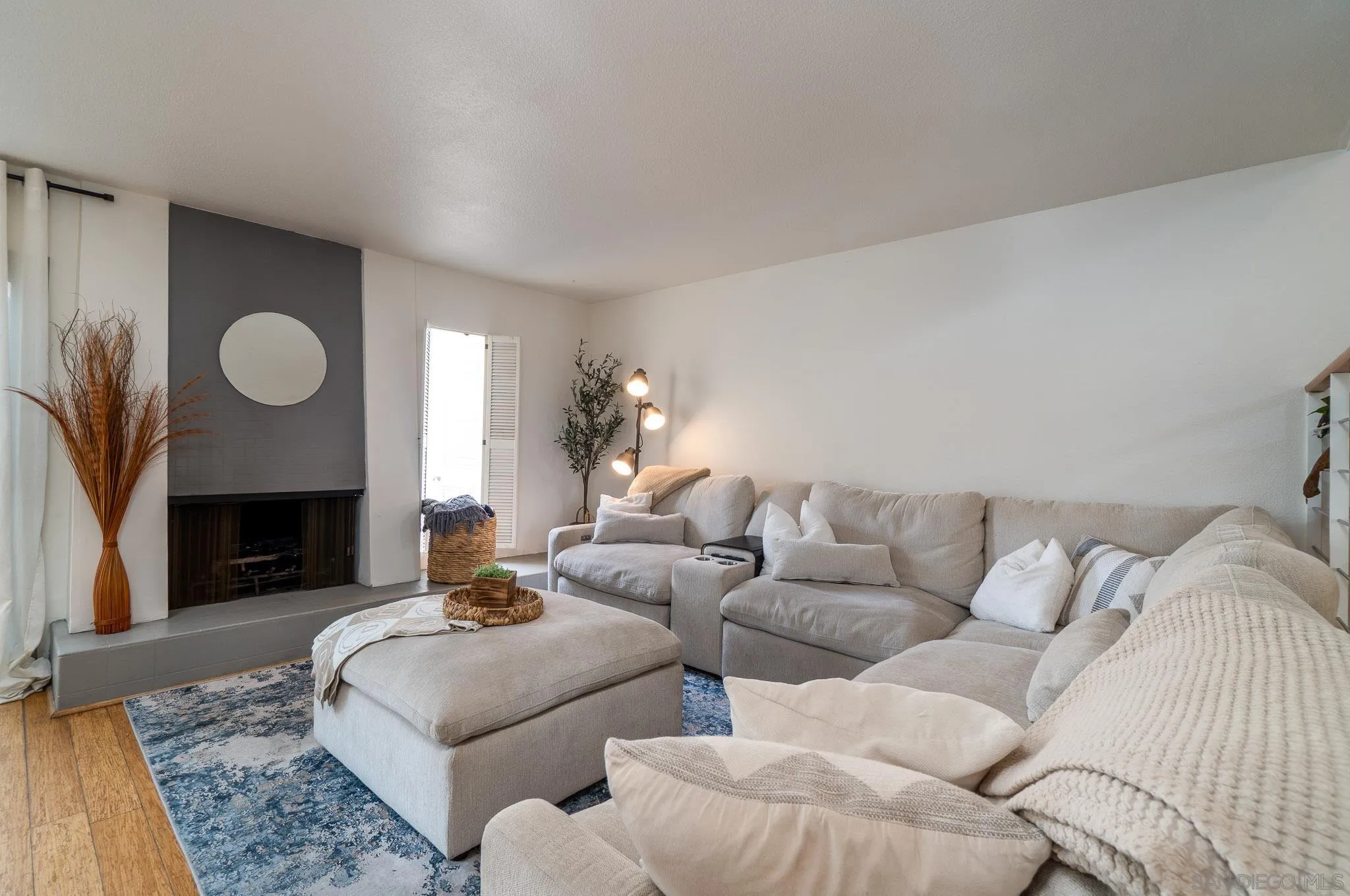 3290 Loma Riviera Dr