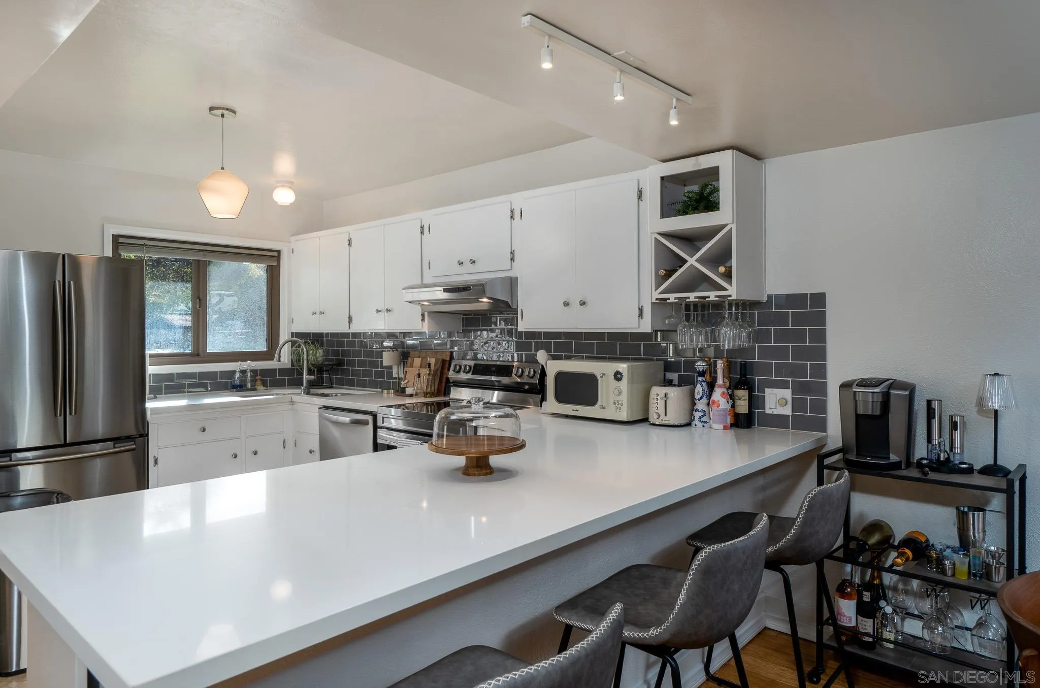 3290 Loma Riviera Dr