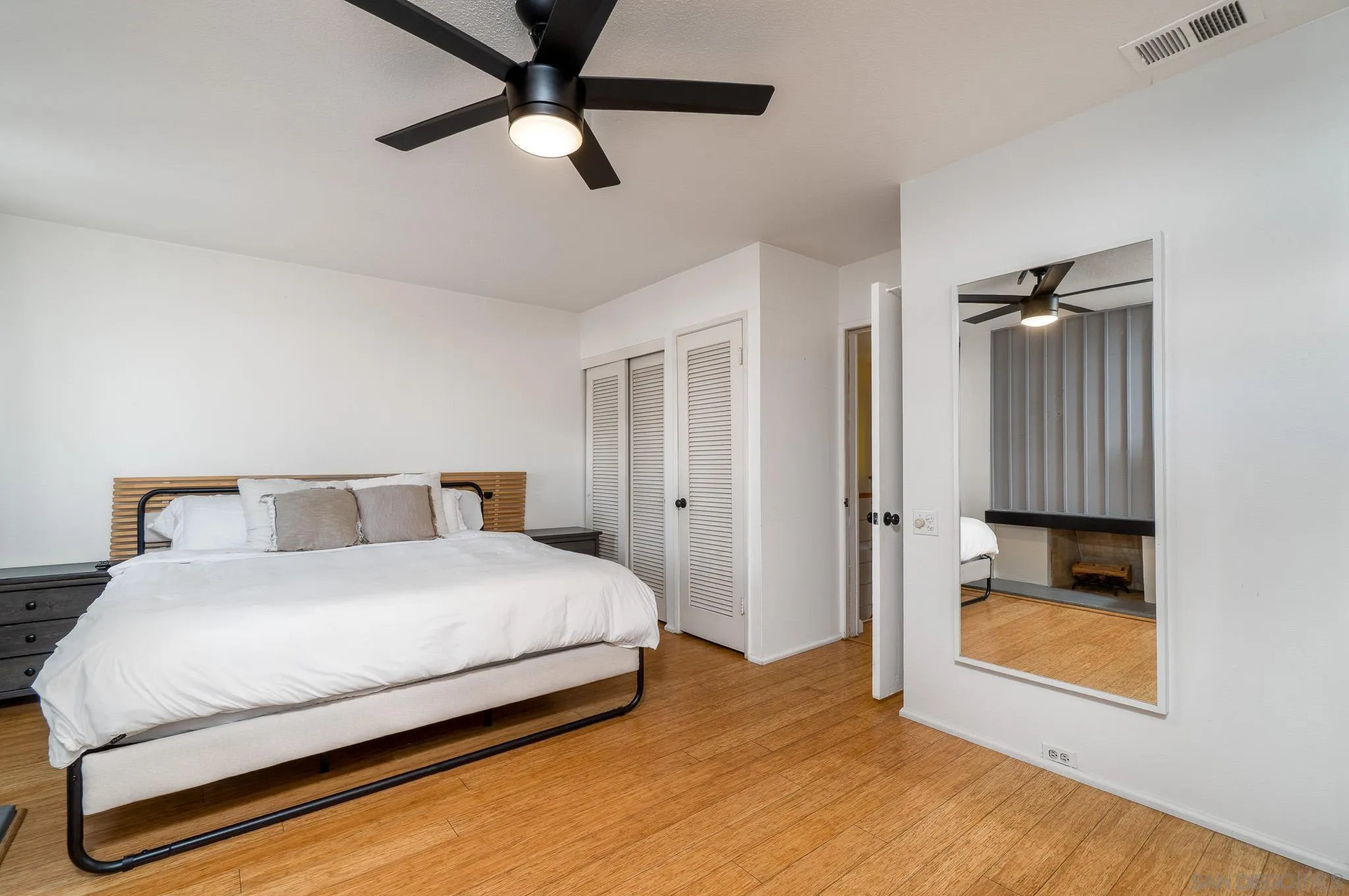 3290 Loma Riviera Dr