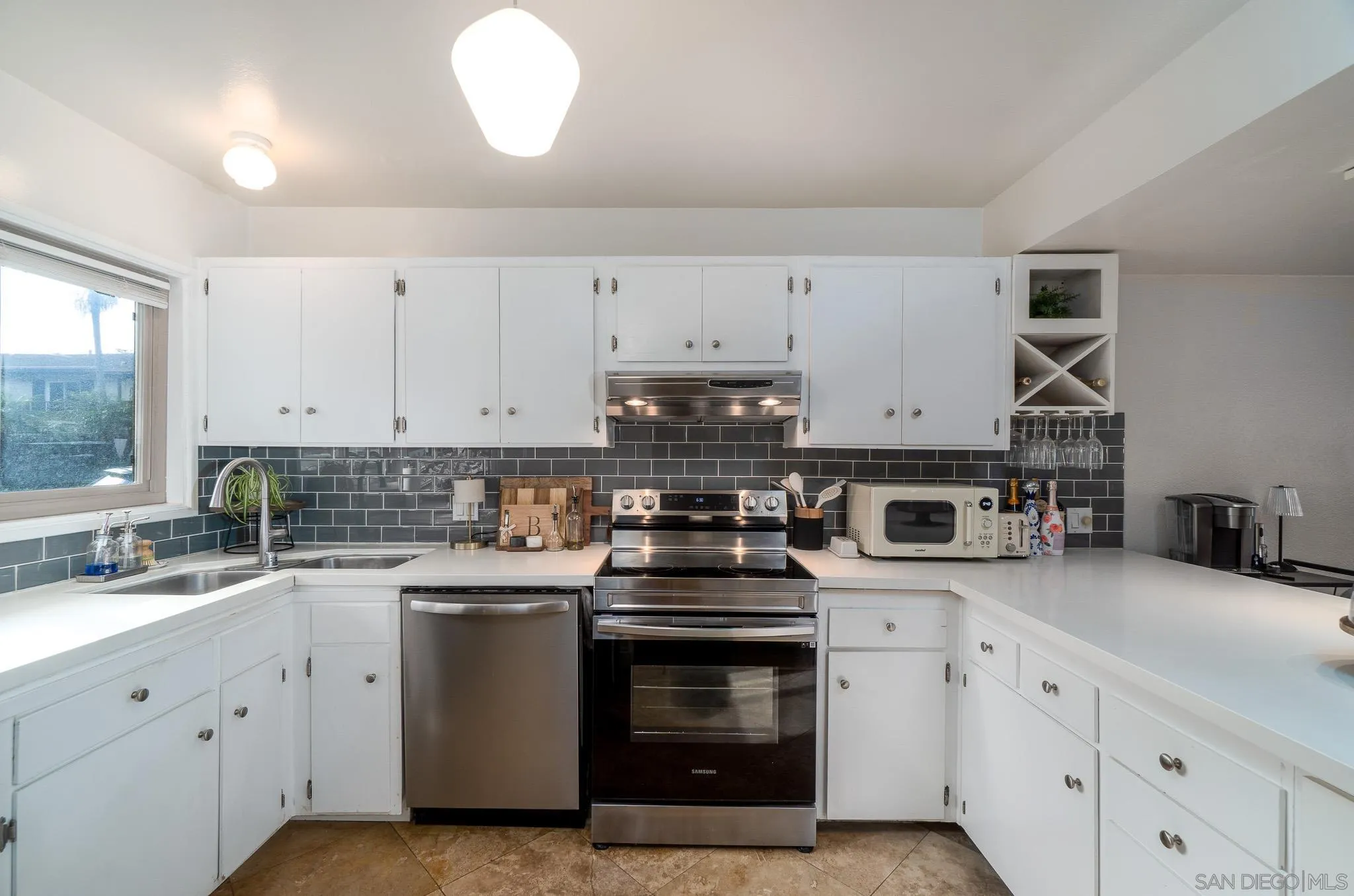 3290 Loma Riviera Dr