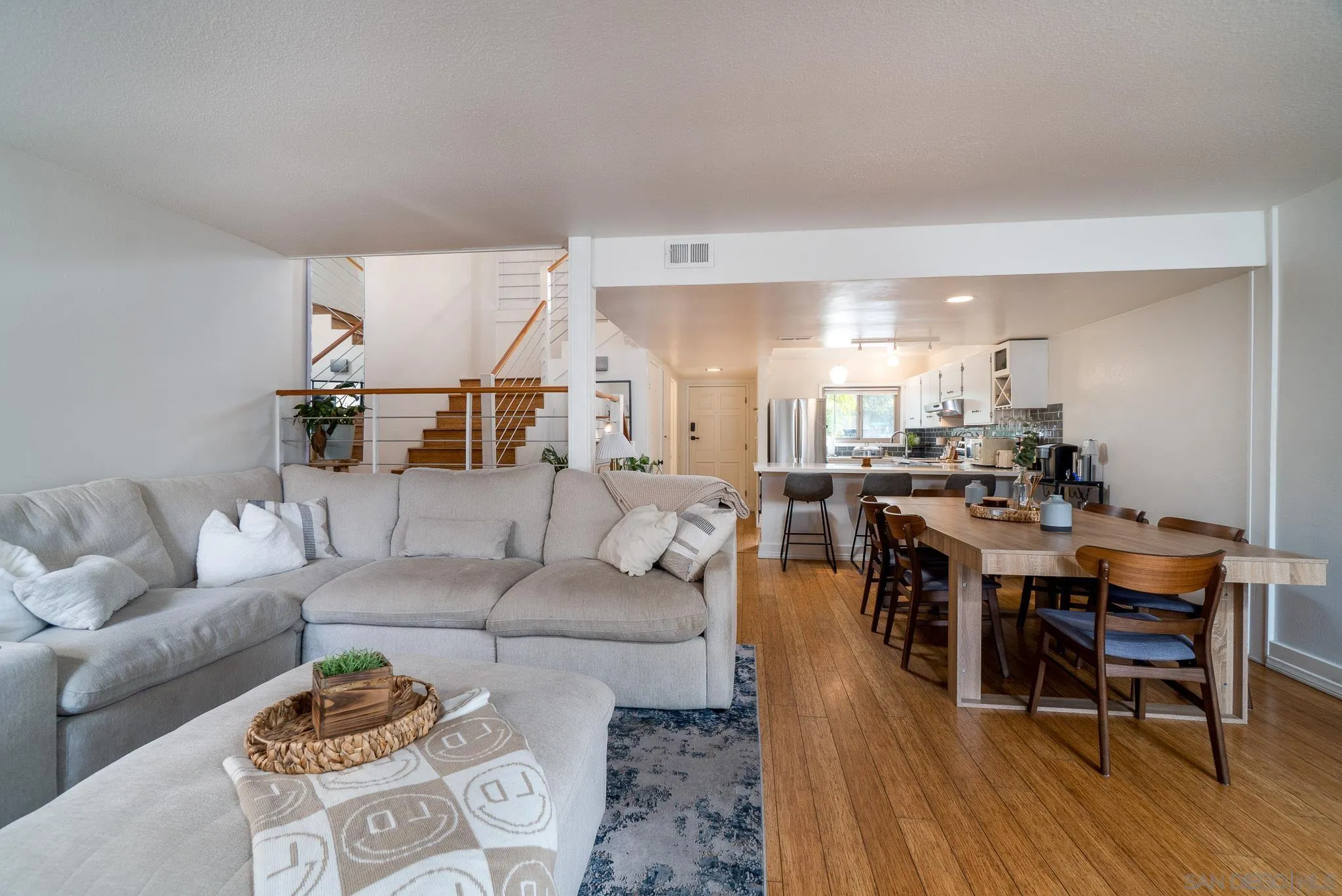 3290 Loma Riviera Dr