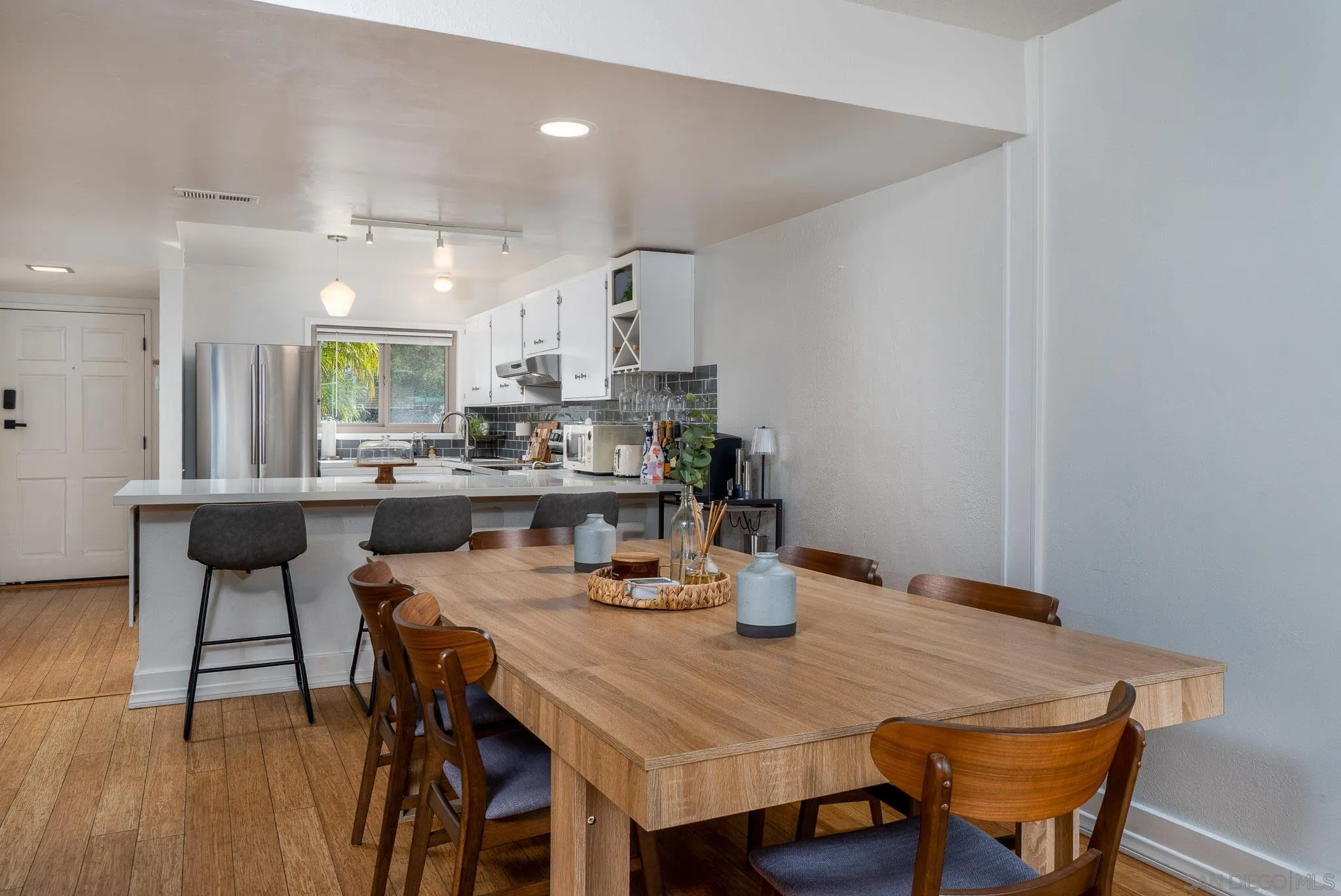 3290 Loma Riviera Dr