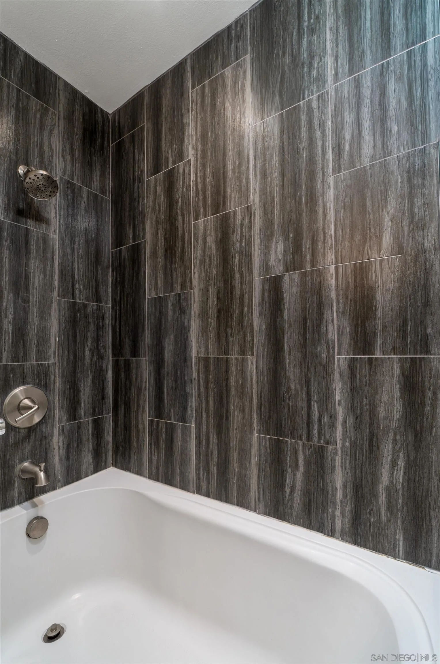 3290 Loma Riviera Dr