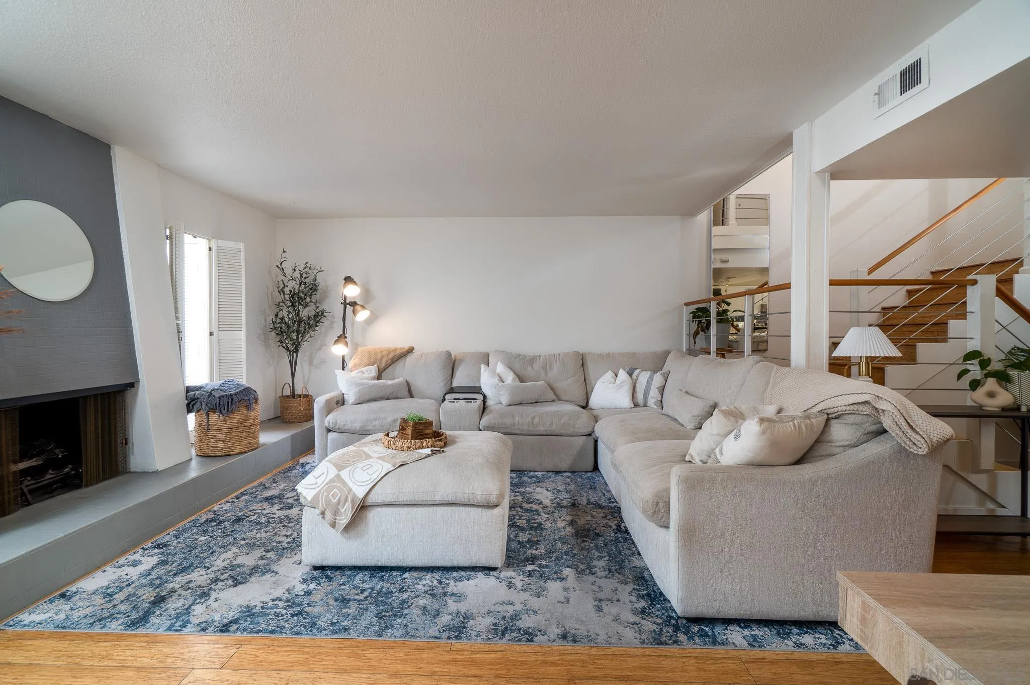 3290 Loma Riviera Dr