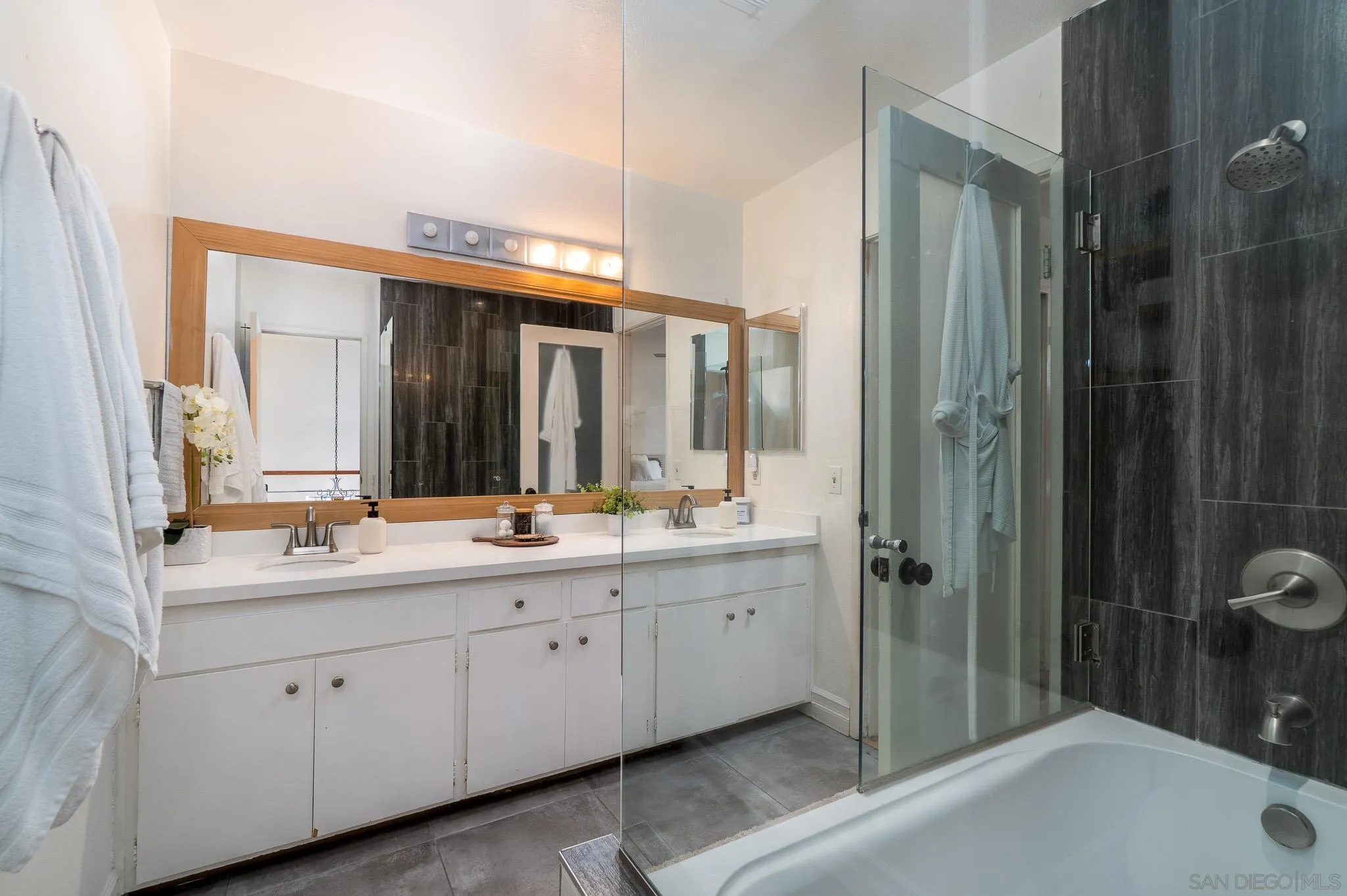 3290 Loma Riviera Dr