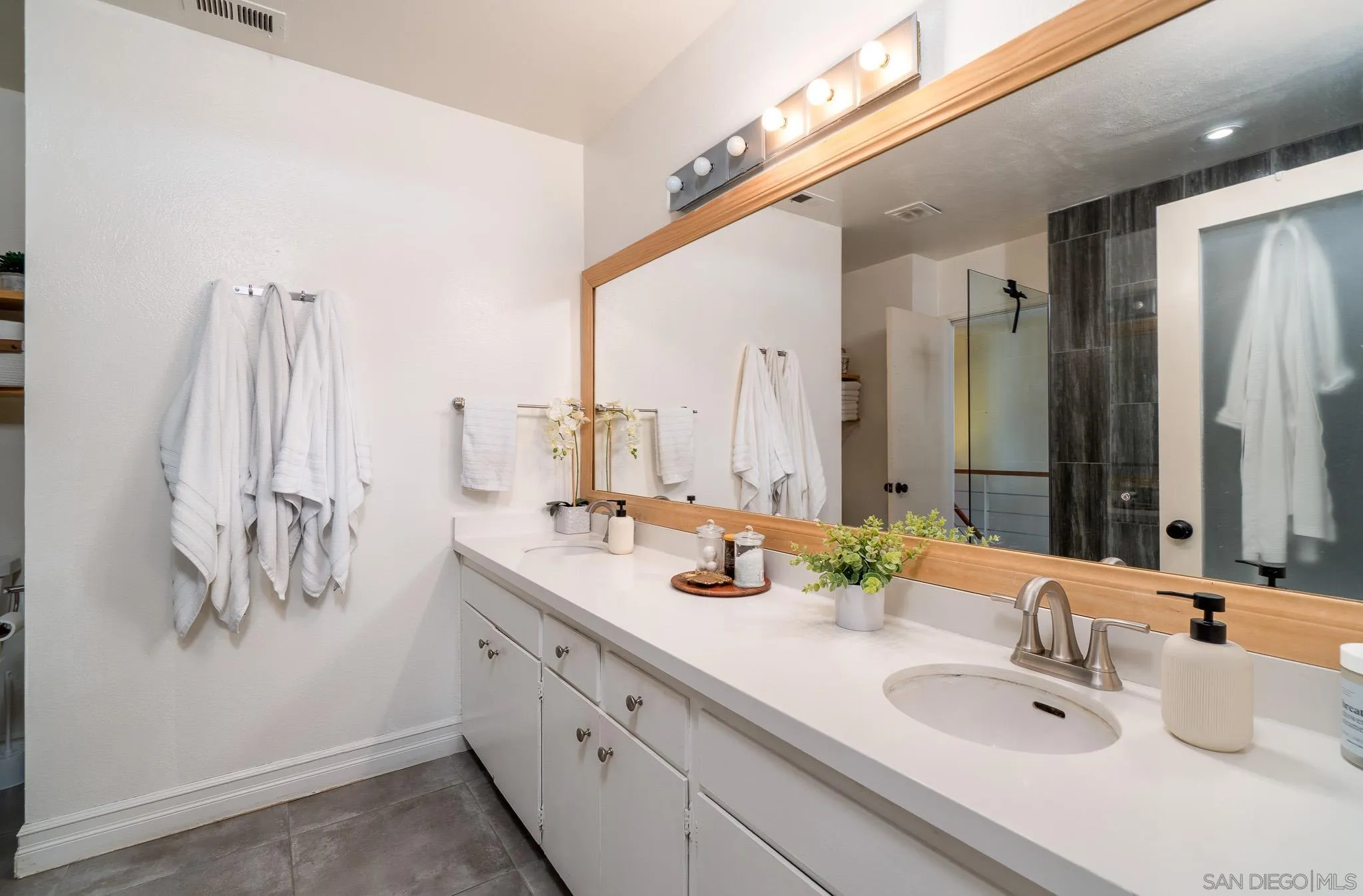 3290 Loma Riviera Dr