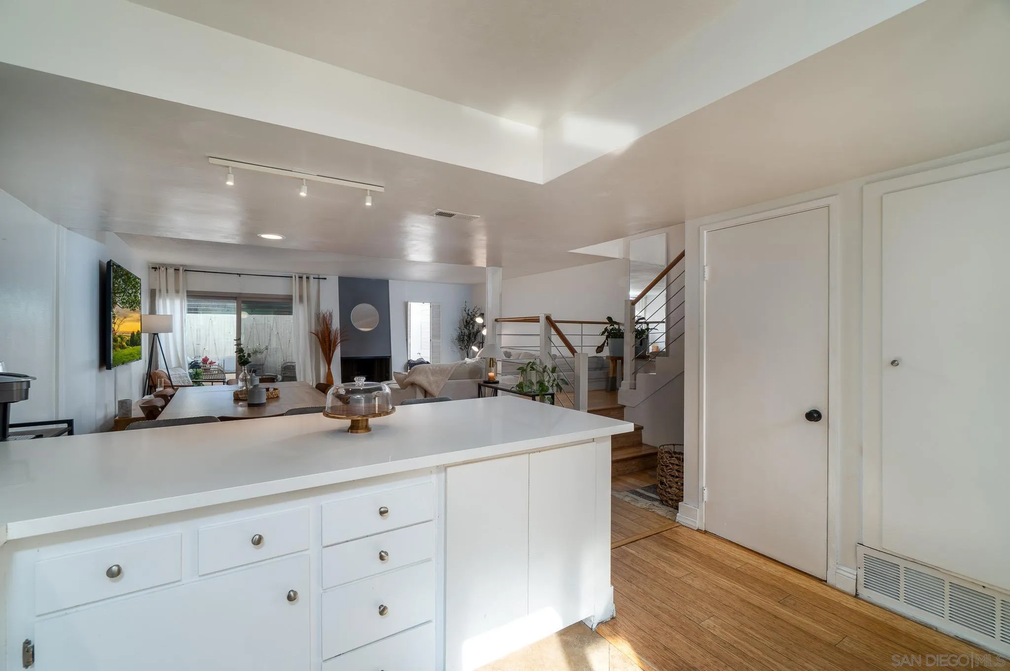 3290 Loma Riviera Dr