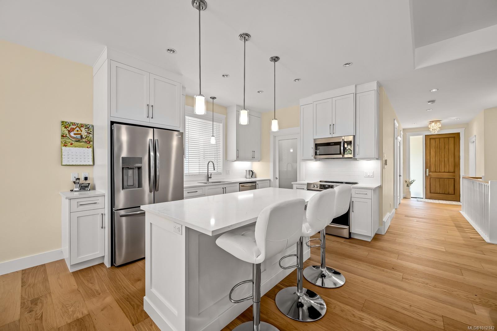 3248 Klanawa Cres