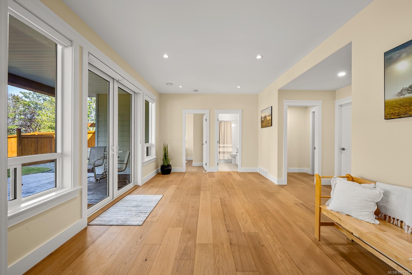 3248 Klanawa Cres