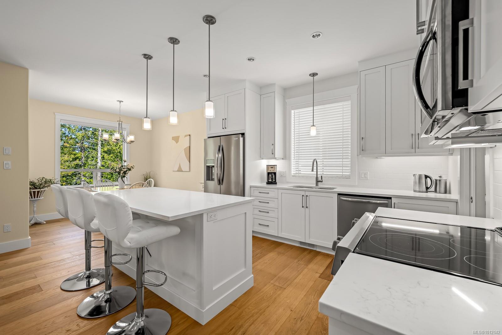 3248 Klanawa Cres