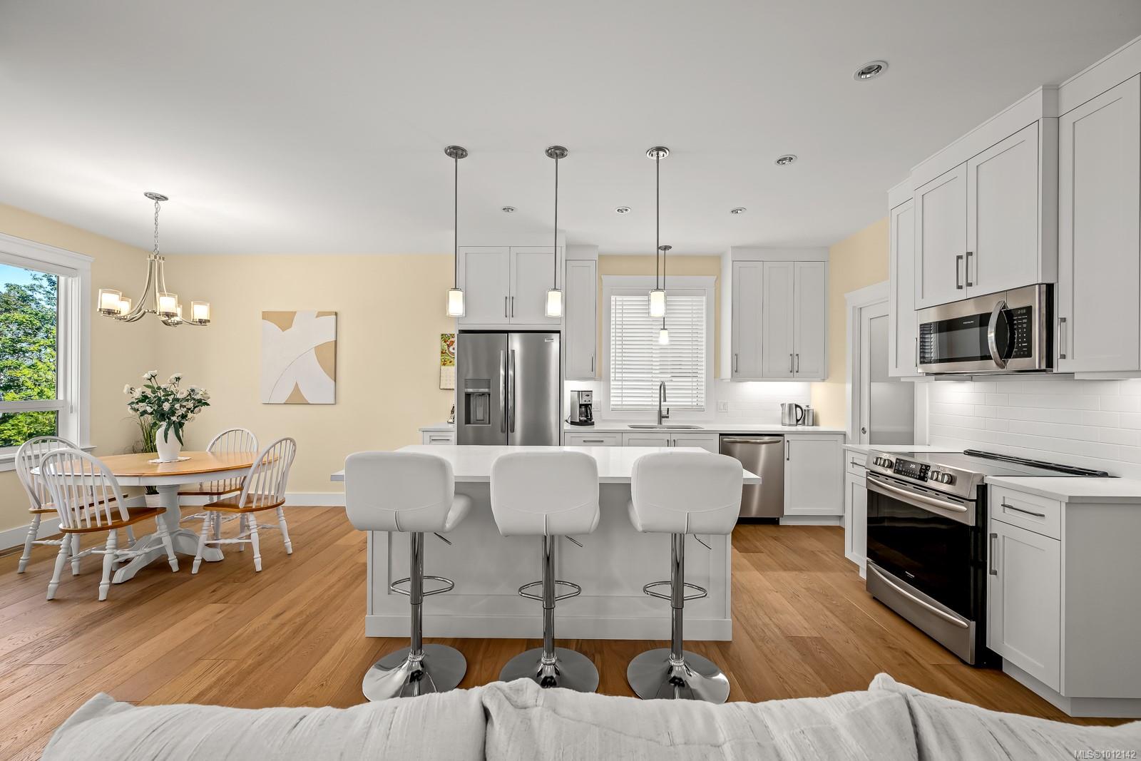 3248 Klanawa Cres