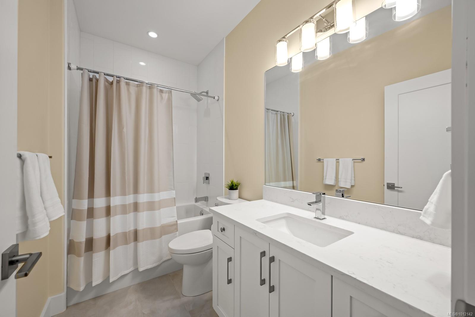 3248 Klanawa Cres