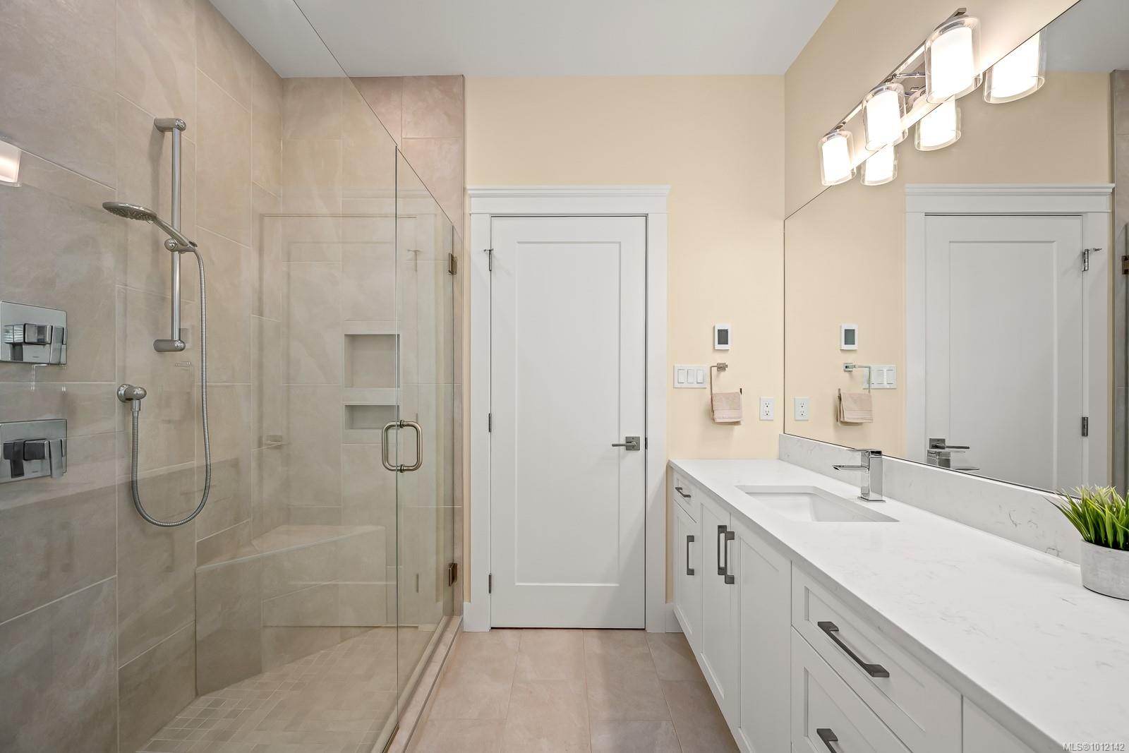 3248 Klanawa Cres