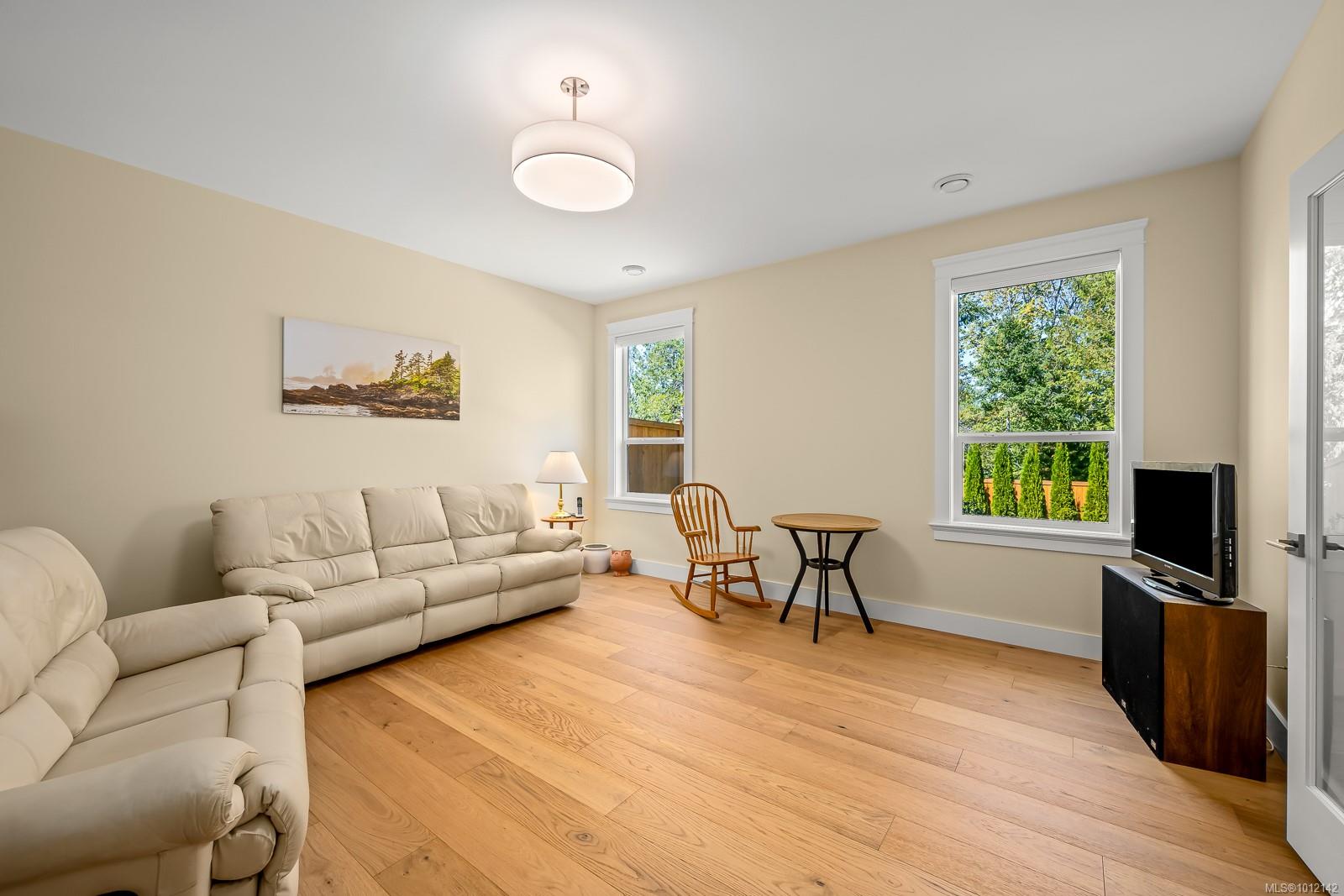 3248 Klanawa Cres