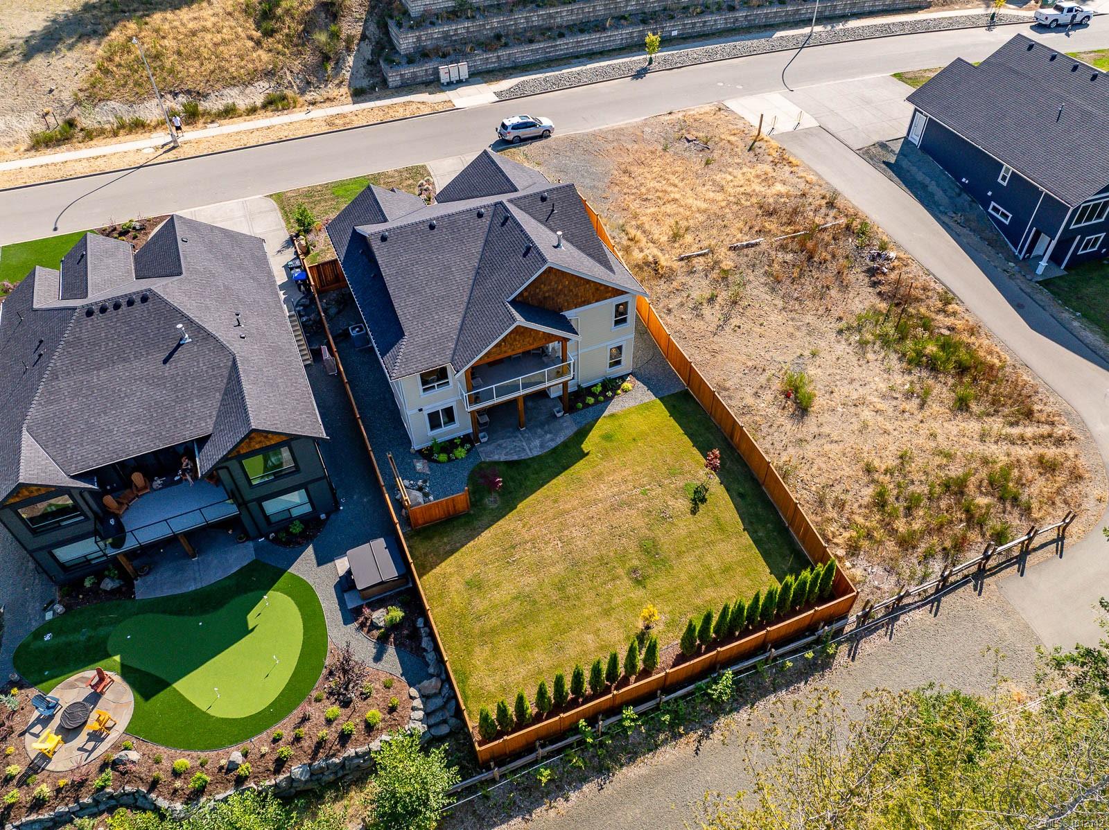 3248 Klanawa Cres