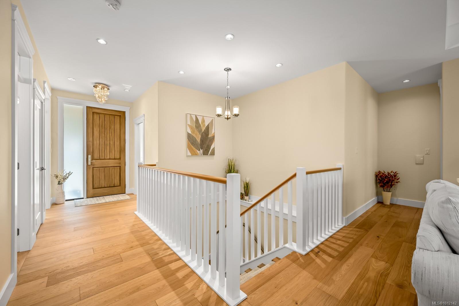 3248 Klanawa Cres