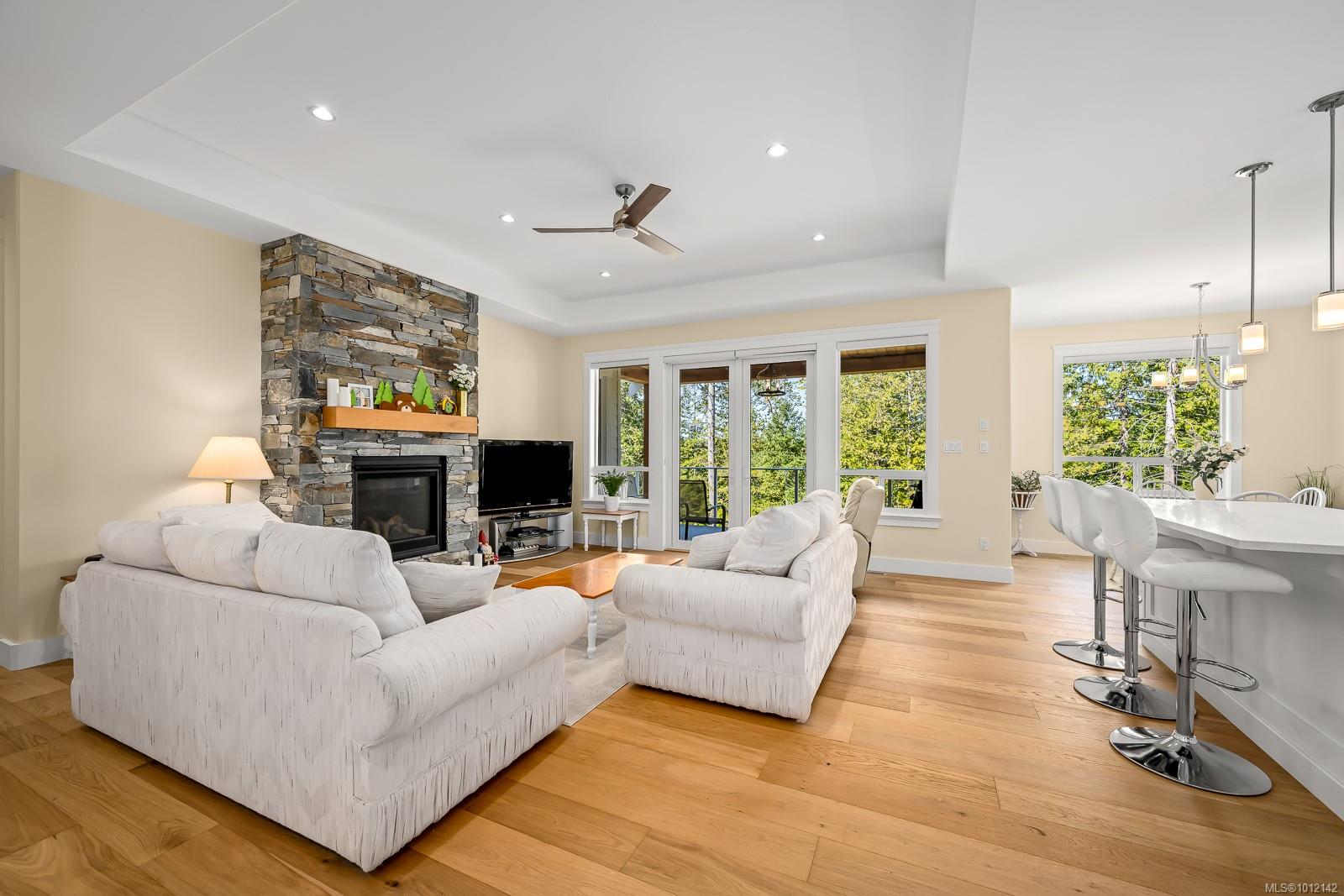 3248 Klanawa Cres
