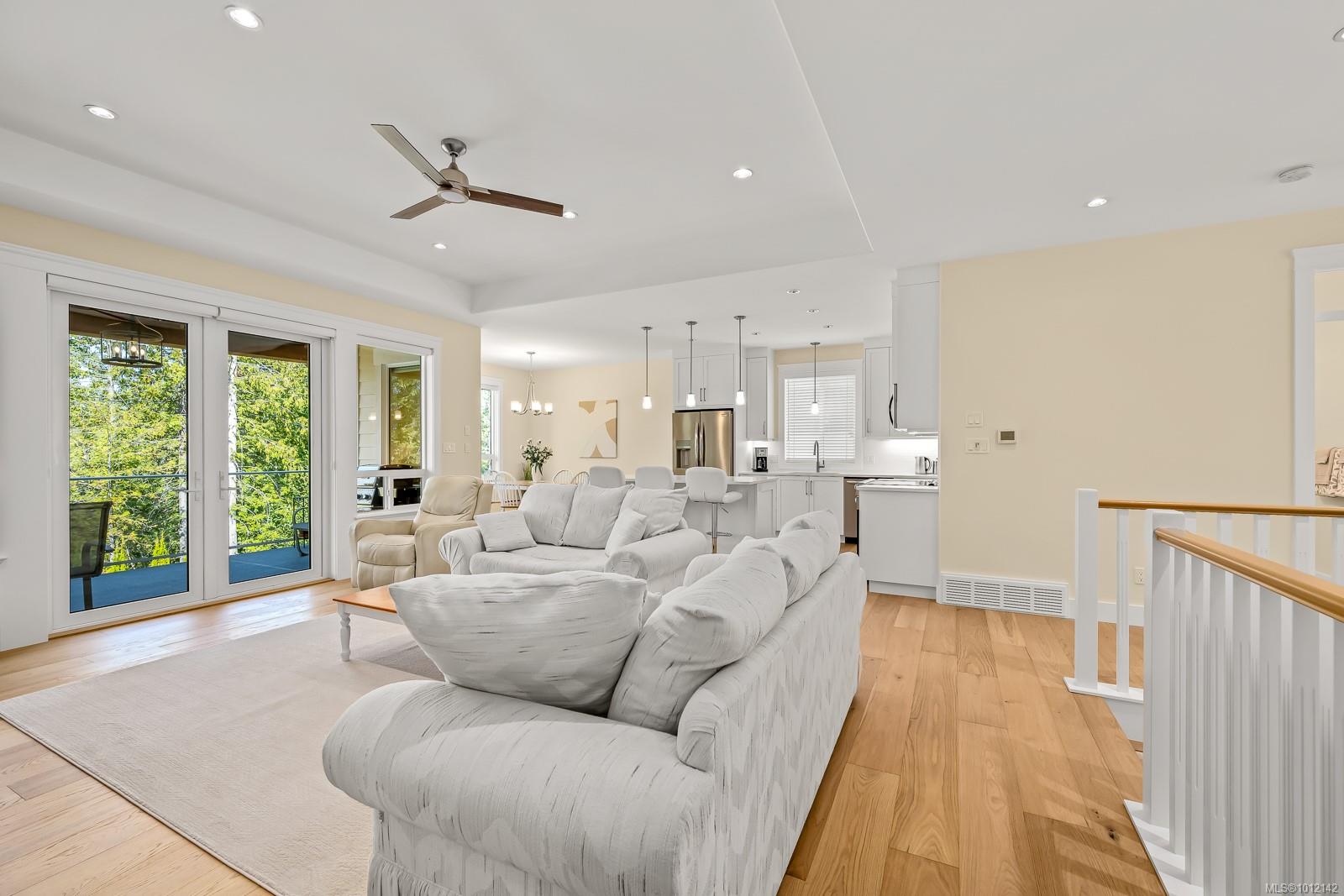 3248 Klanawa Cres