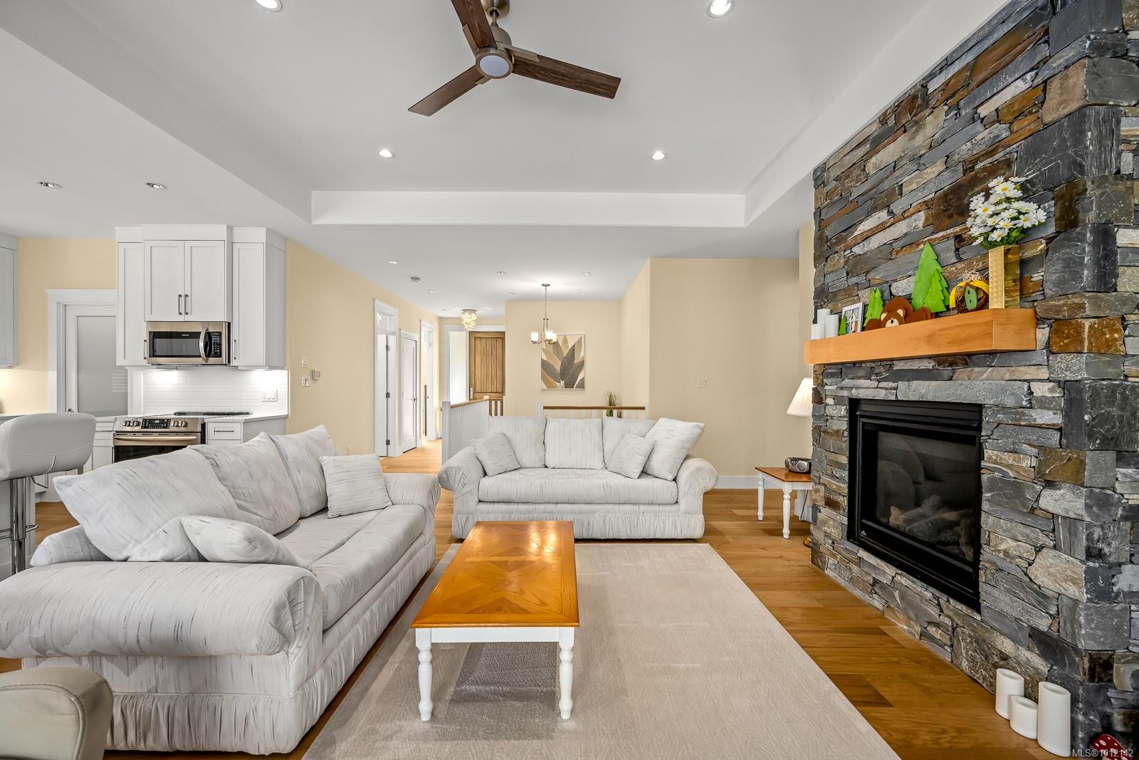 3248 Klanawa Cres