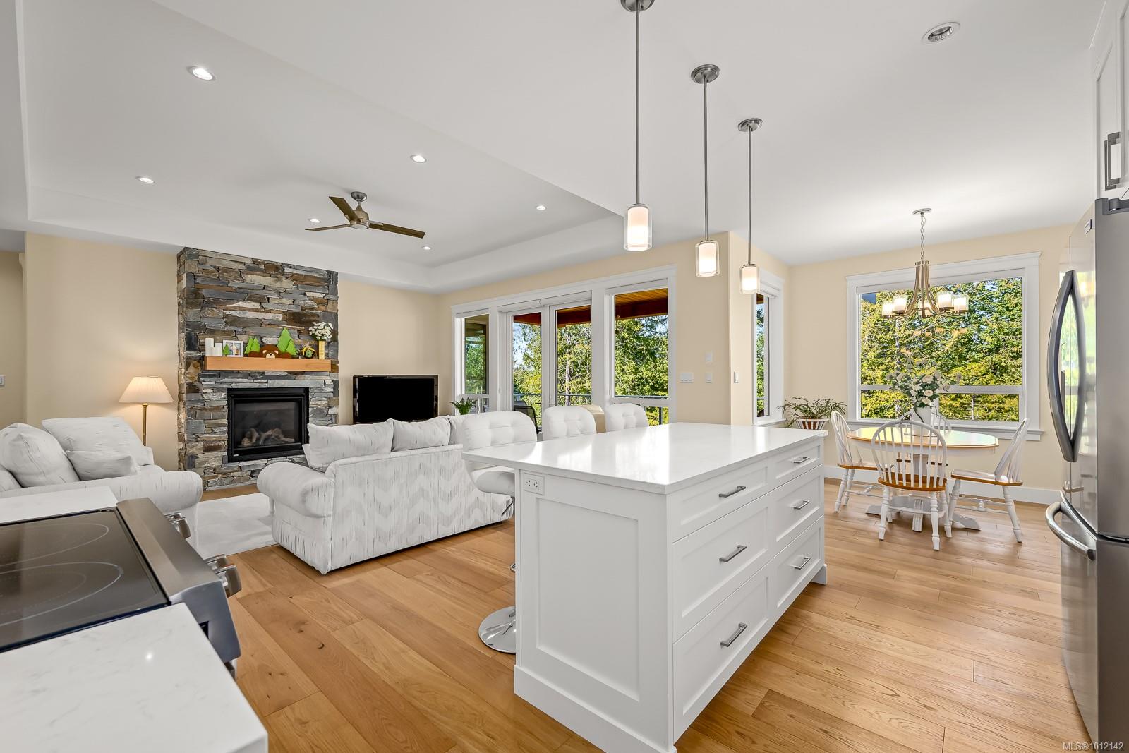 3248 Klanawa Cres
