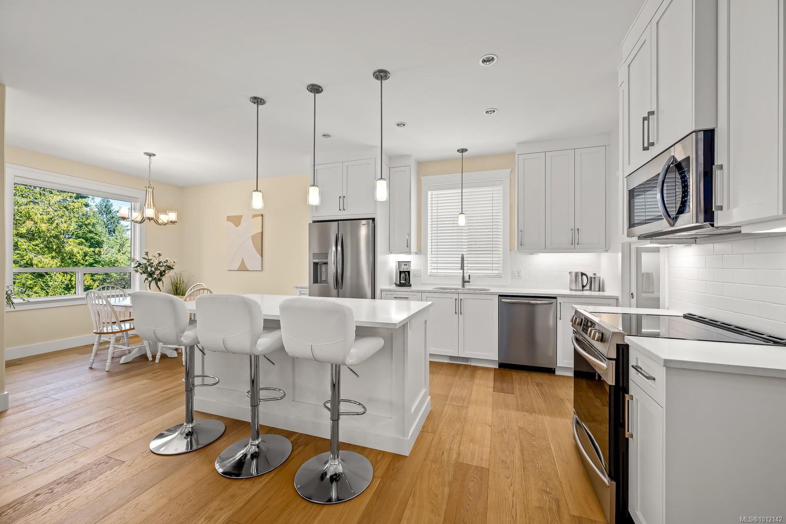 3248 Klanawa Cres