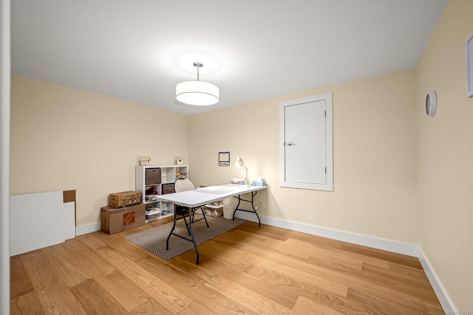 3248 Klanawa Cres