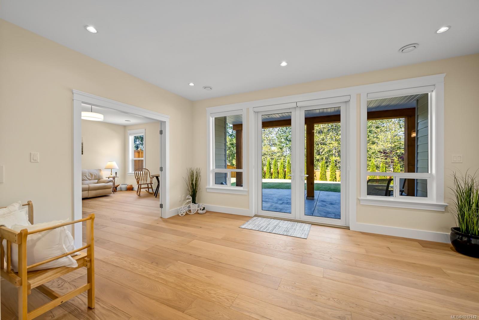 3248 Klanawa Cres