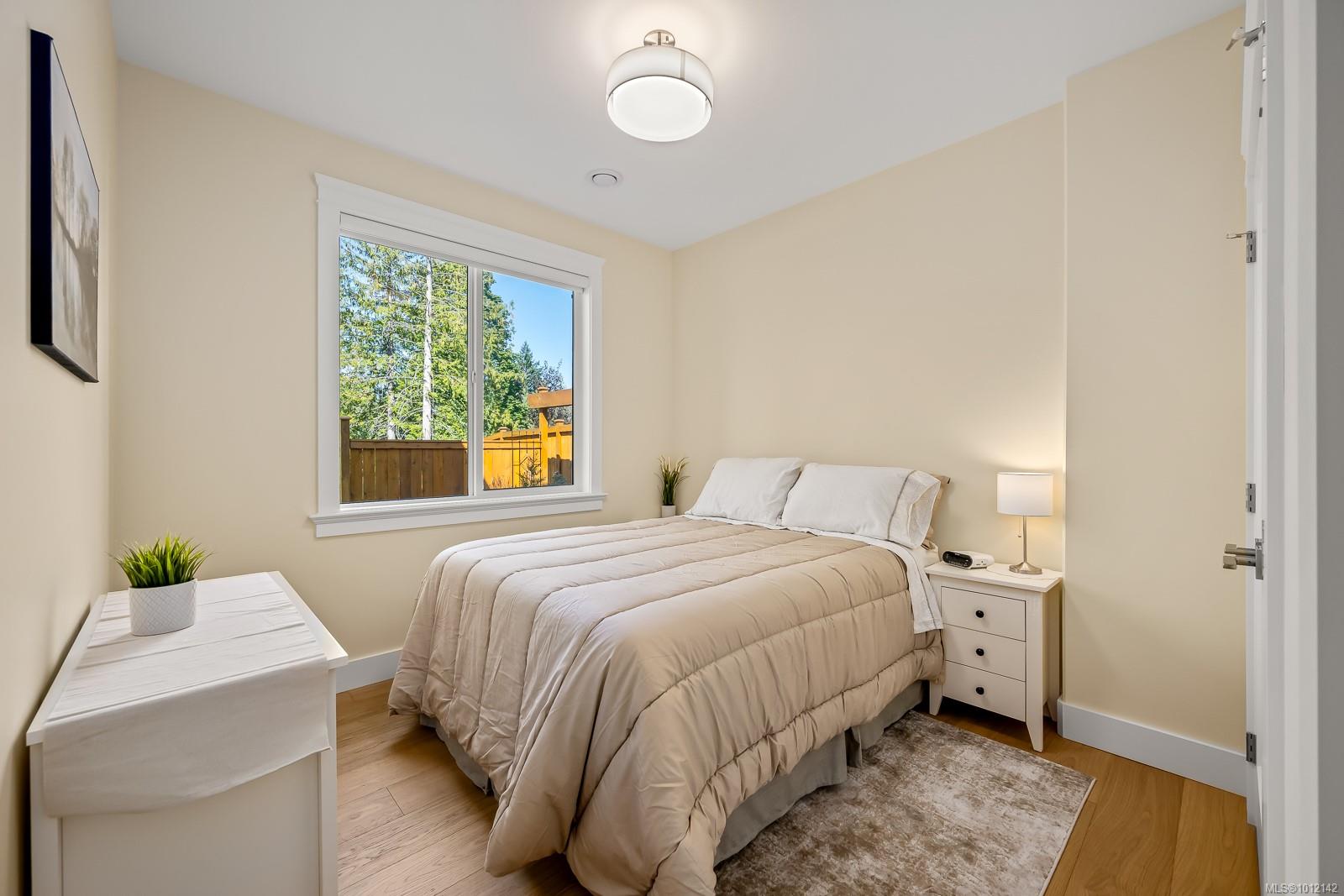3248 Klanawa Cres
