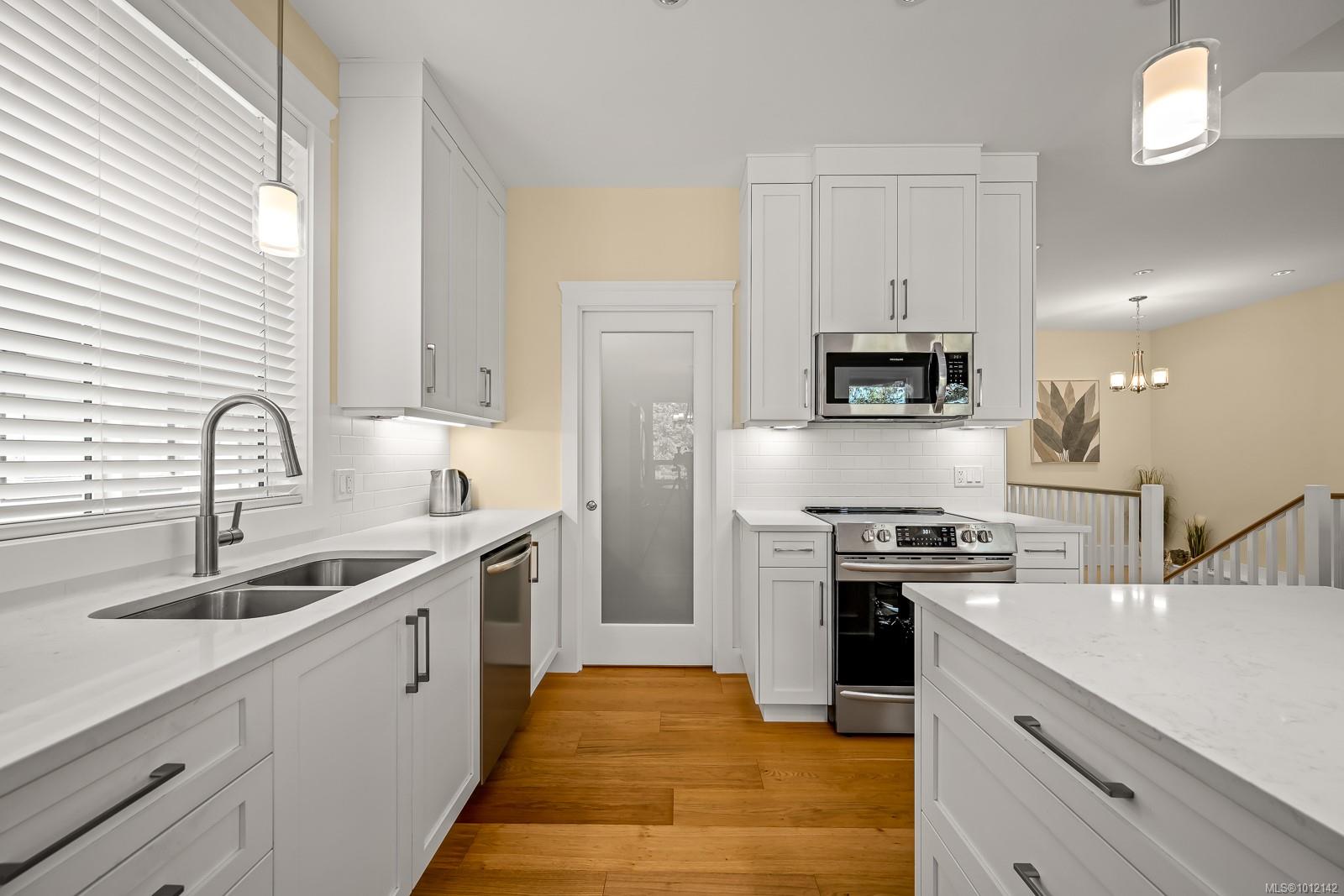 3248 Klanawa Cres