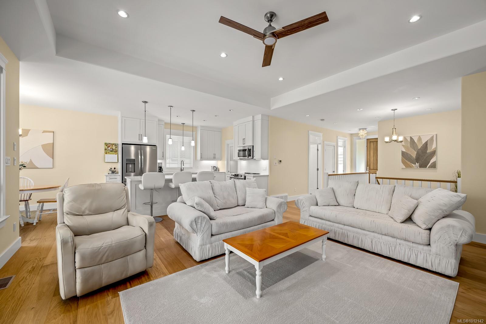 3248 Klanawa Cres